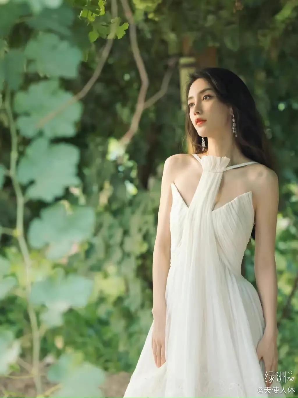 摄影师对杨颖说：“你这白色仙女裙太过分了，都美到心坎上了！”