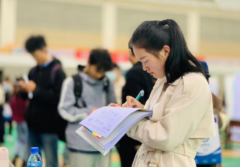 机关单位大量扩招“合同工”，门槛低但待遇佳，往届生可不容错过