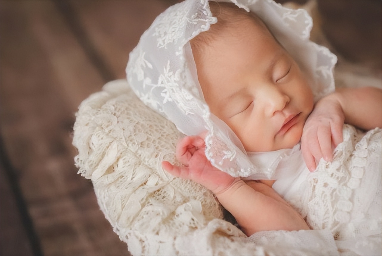 昆凌月子期间开心晒自拍，托腮卖萌少女感依旧，无名指大钻戒抢镜