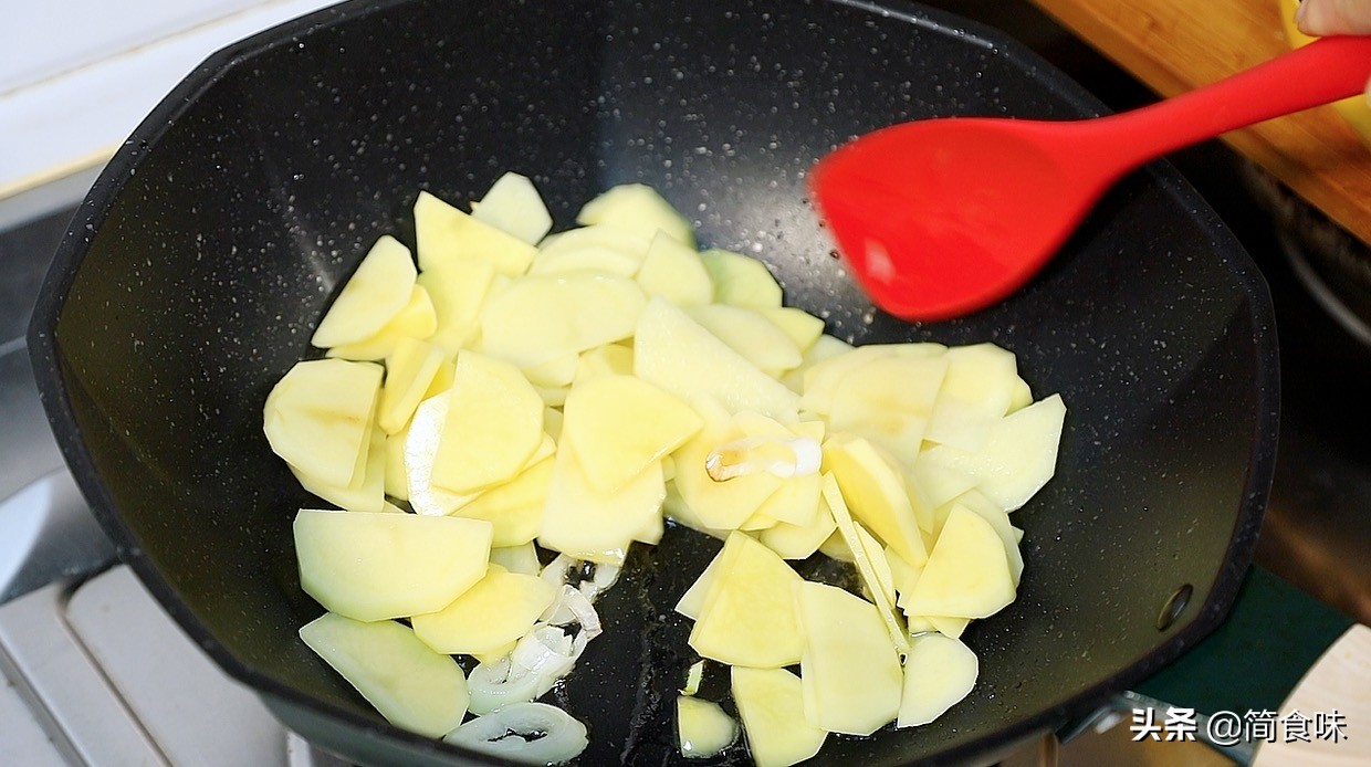土豆片炒青椒家常做法（美味的青椒炒土豆片教程）
