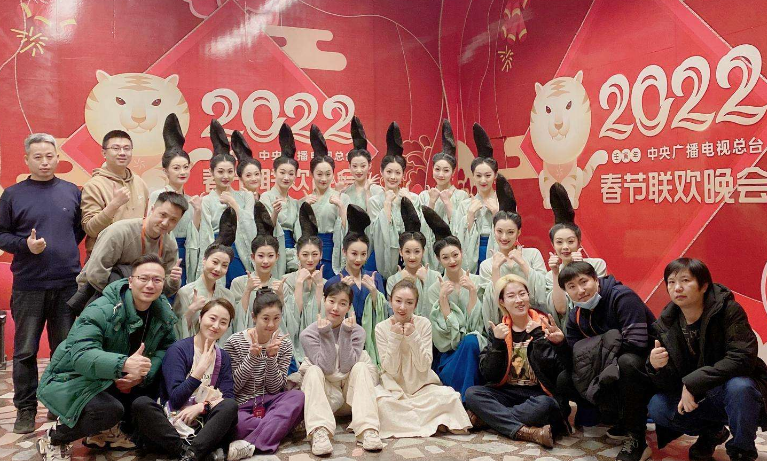 河南90后女生因“青绿腰”火了，一舞出经典，让人过目难忘