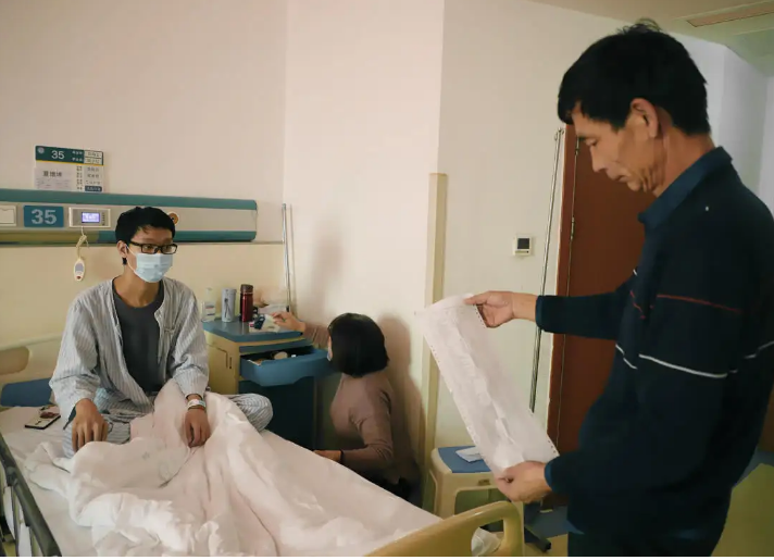 复旦教授“上课吸烟”，学术专业性被网友质疑，但每节课座无虚席