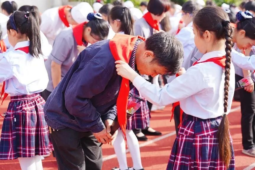 成都高新区中和小学开展“五一致敬最美劳动者”主题活动