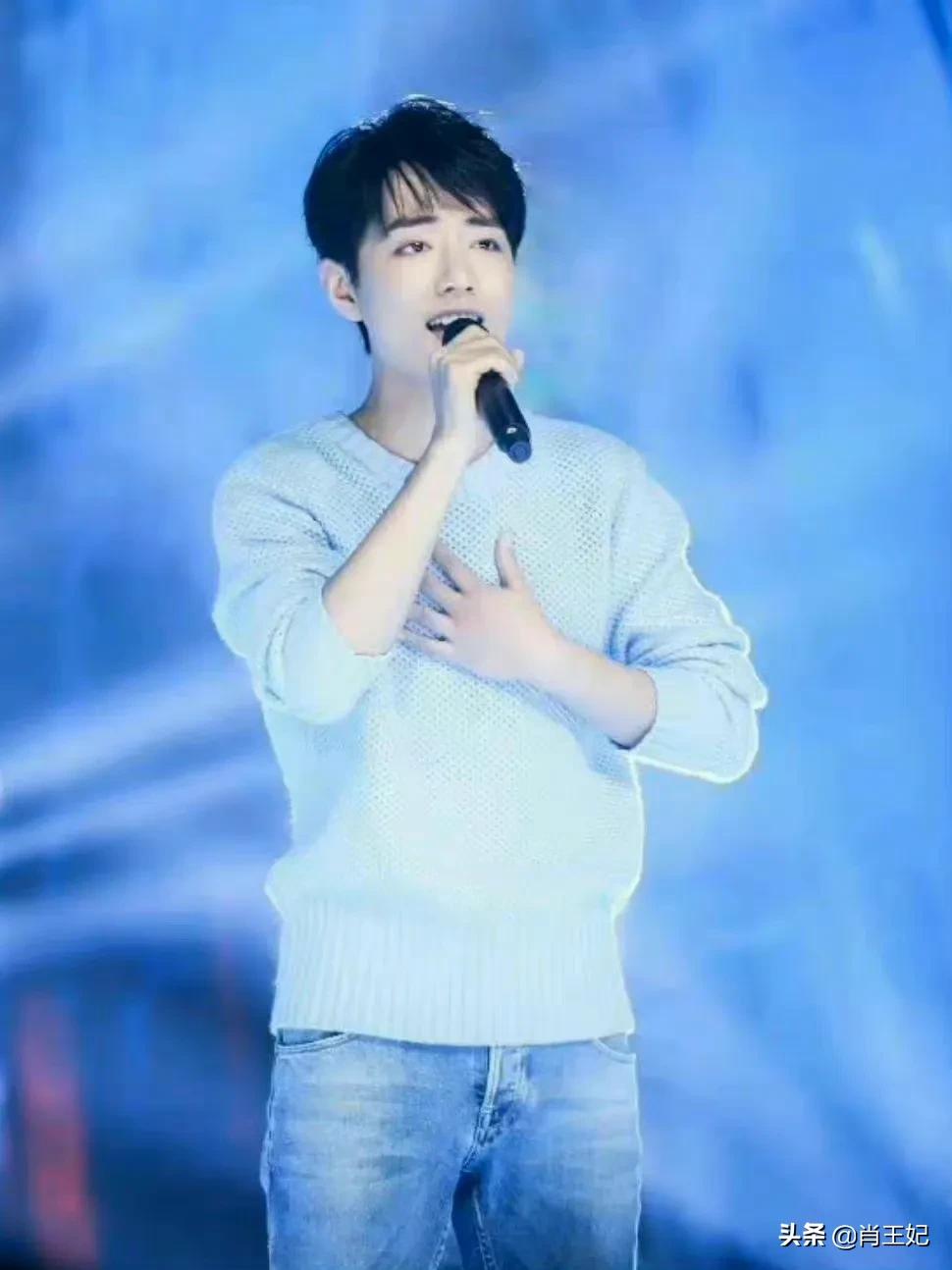 桃桃的一组生图,肖战的眼睛真好看,灵气逼人鲜花与少年绝配