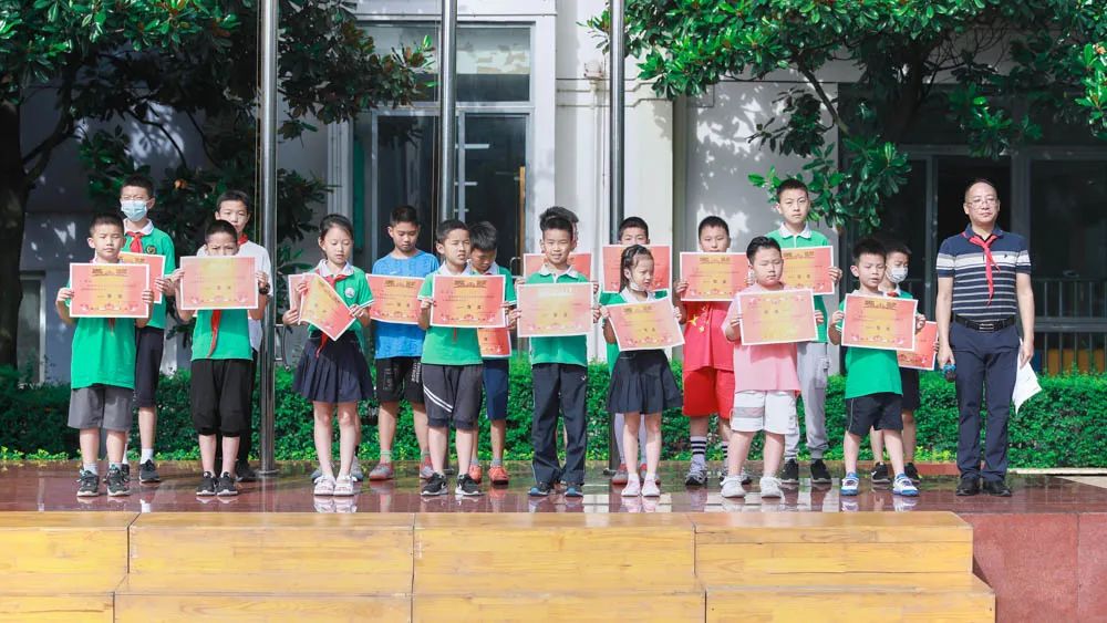 双流区迎春小学举行第七届校园足球班级联赛暨啦啦操比赛颁奖仪式