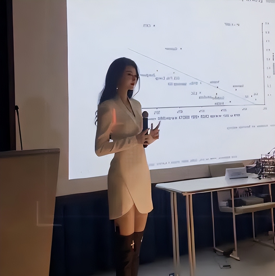 女大学老师酷似“港风女神”，学生上课争先恐后