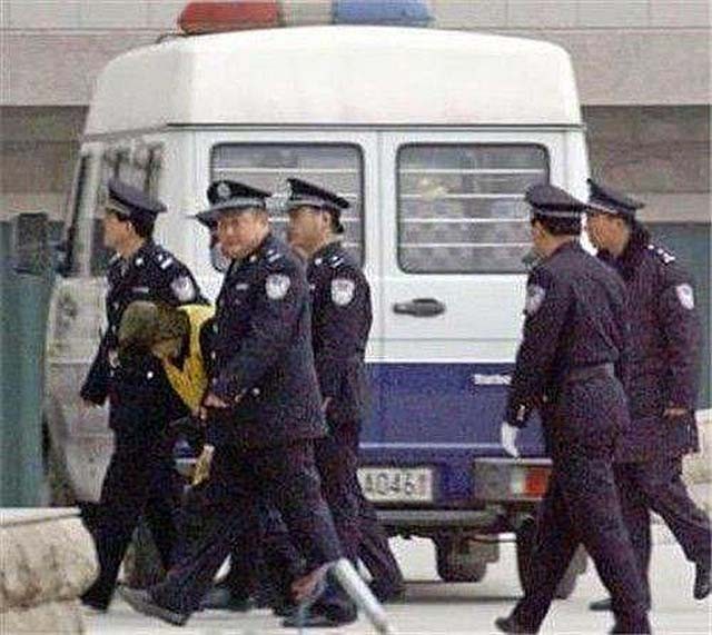 03年警方抓捕杨新海归案，庭审材料高达半米，专案组：有仇女心理