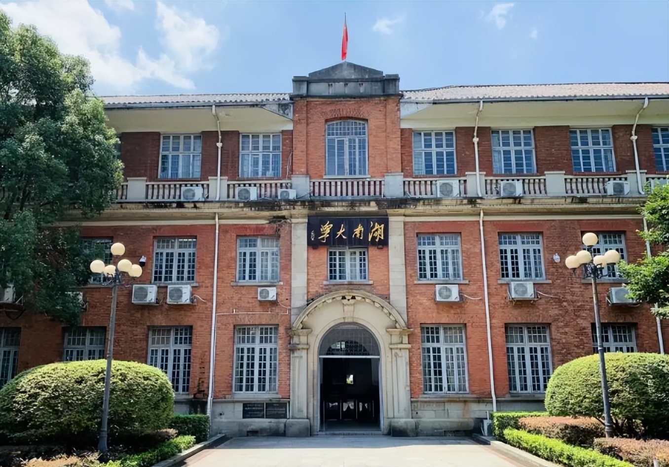 2022我国大学专业排名洗牌？哈工大意料之外，南大和武大表现亮眼