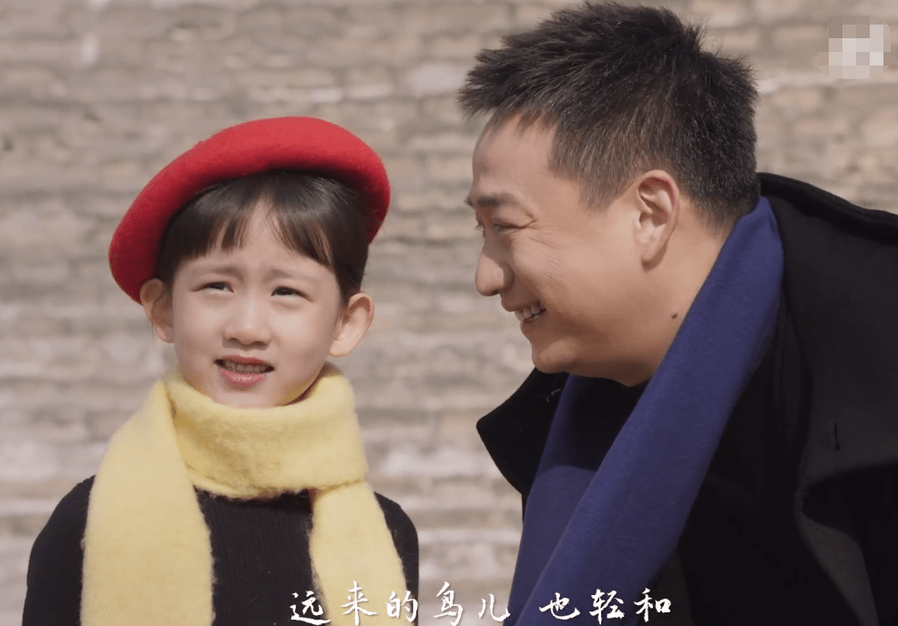 黄磊夫妇太开明了！带8岁女儿去烫发，妹妹秀新发型比多多还臭美