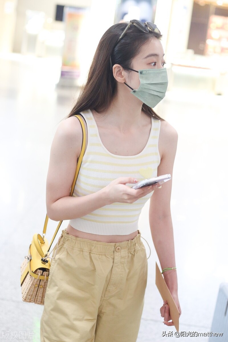 张雪迎清爽夏装现身机场，修身背心搭长裤身材苗条