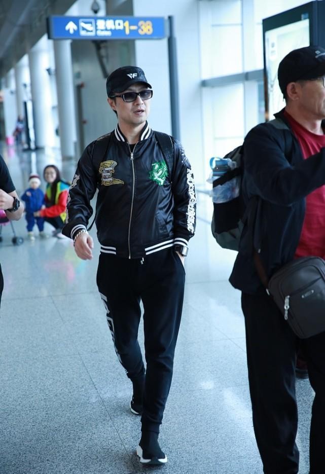 汪峰穿衣挺随性的,棒球服夹克配运动裤,身材保持得挺不错