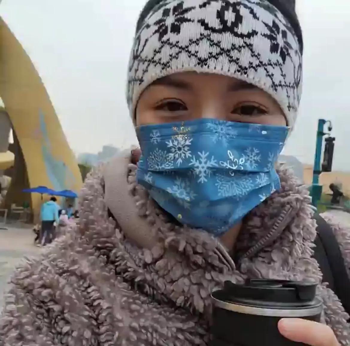 陈茵媺独自带三孩去乐园，老公陈豪太忙，能陪一天就是最好的礼物