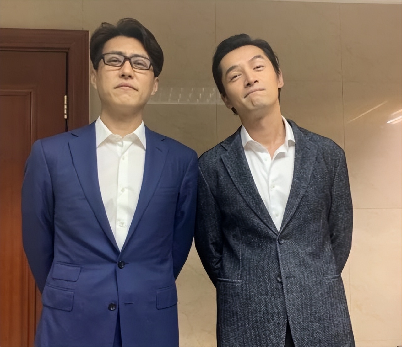 靳東真的要開掛！變市委副主委開大會，穿西裝和其他領導人坐一起