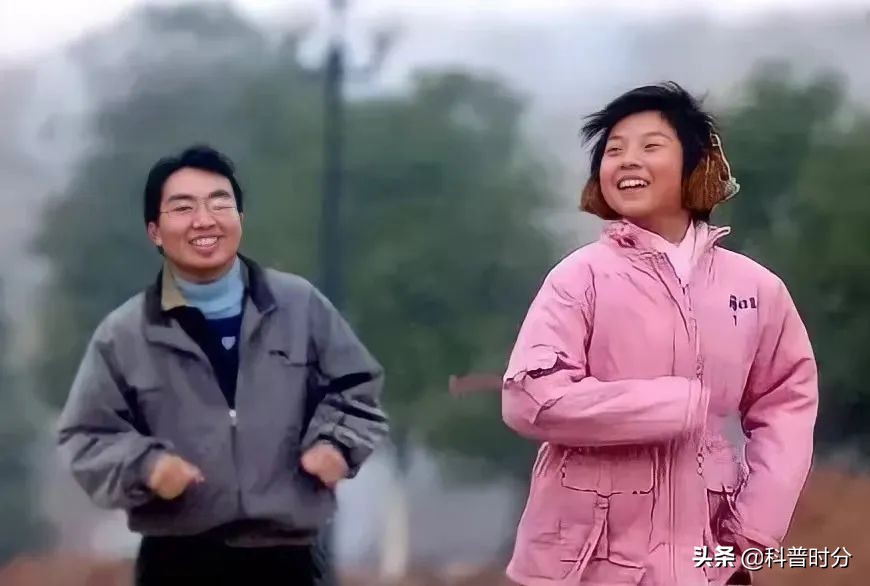 05年，农村小伙带着弃婴妹妹上大学，靠捡垃圾凑学费，如今怎样了