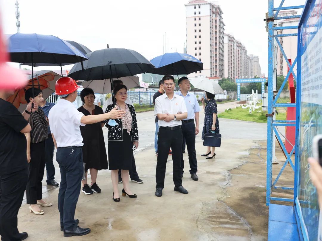 钭方芳书记一行赴进贤县人民医院调研医联体建设工作