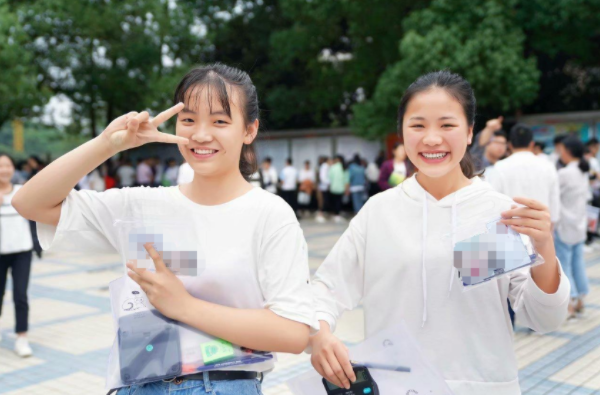 高考当天为什么不让穿校服？班主任说出答案，学生：还好知道的早