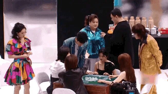 离婚才过2个月,杨颖四处受冷眼,她是否会念起黄晓明的好?