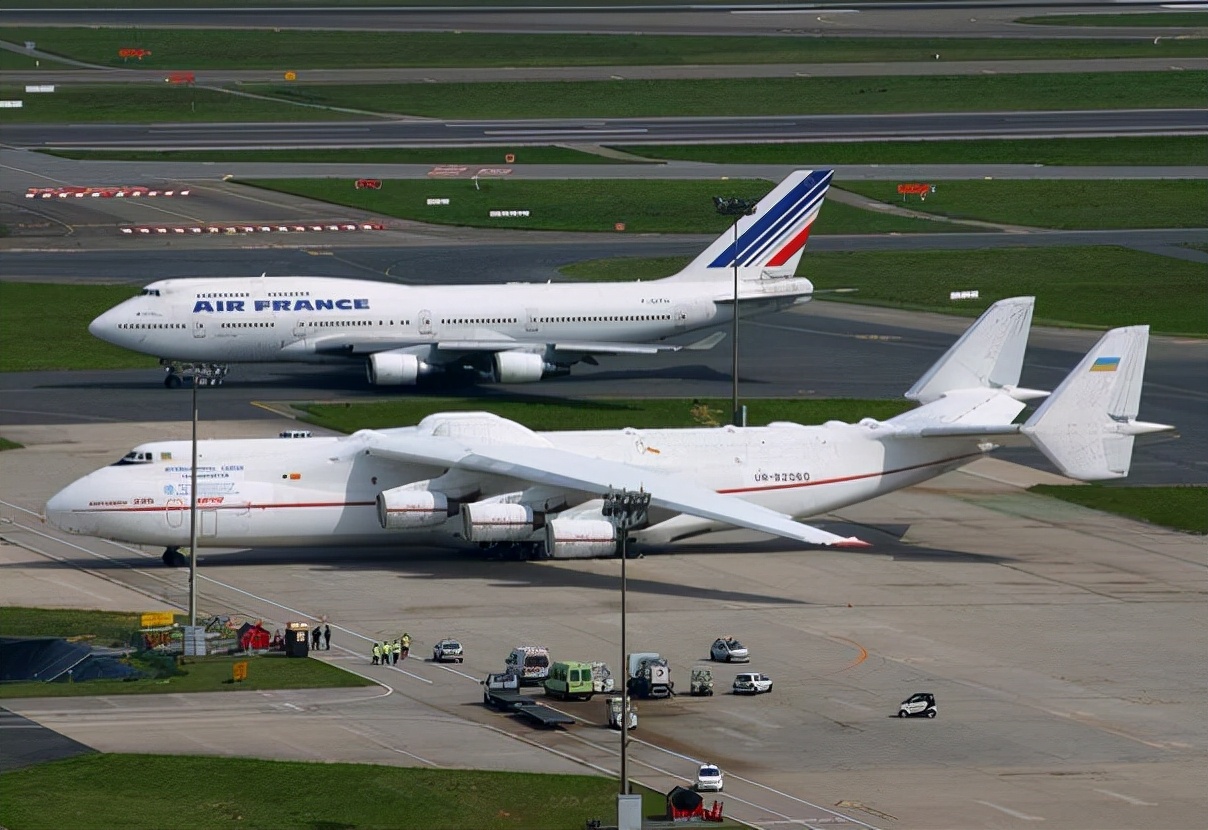 运输机安124,安225,都有类似的设计,只不过波音747的驾驶舱凸出得更
