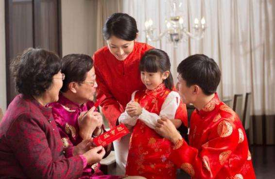 孩子给奶奶拜年,跪地磕头 祝福语流程标准,反问妈妈为啥不磕头