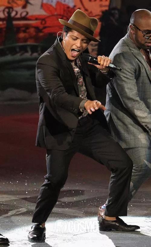 维密秀砸重金请大牌歌手，2012年嘉宾最给力，24岁蕾哈娜开演唱会