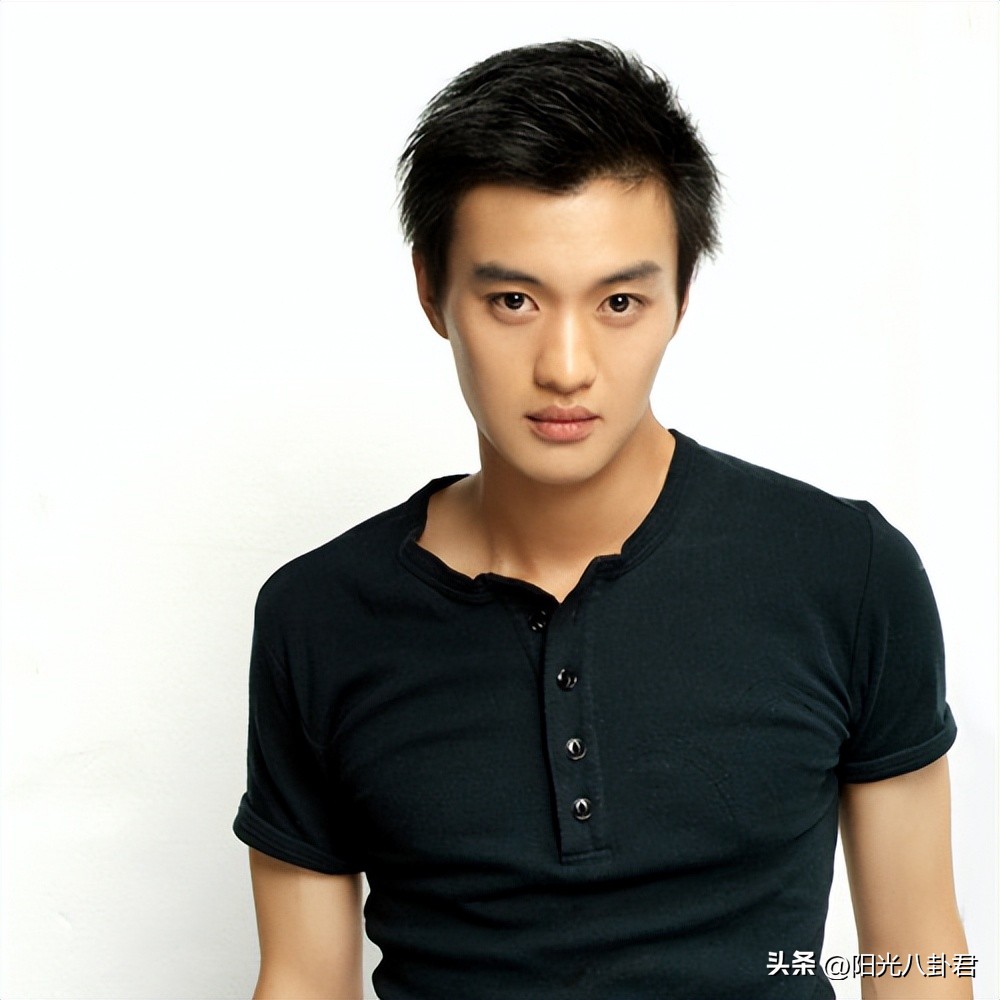 初见时青葱少年，再见时“人间油物”，这6位男星集体把路走窄了