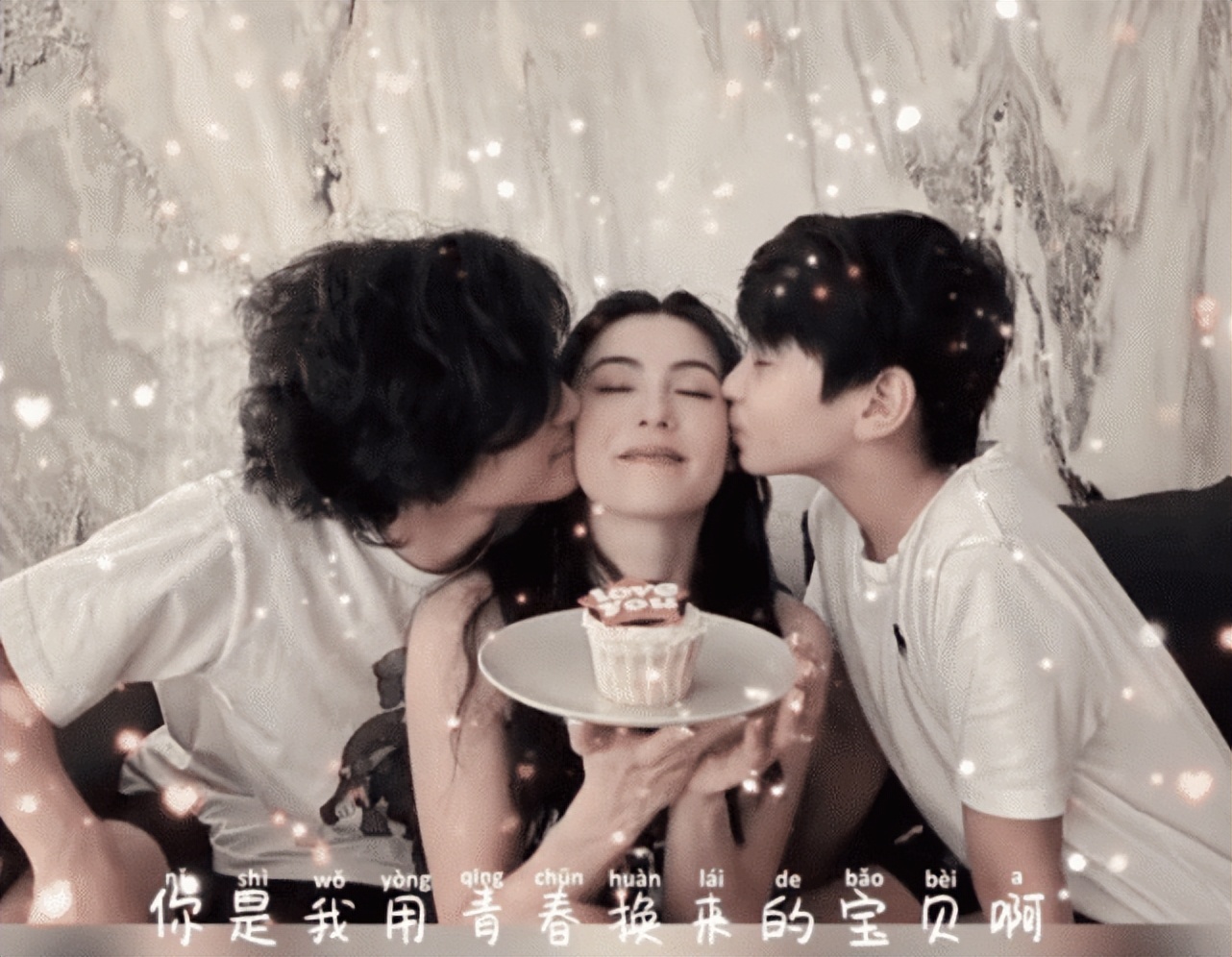张柏芝42岁生日晒与俩儿子合照，Lucas和弟弟夹吻妈妈，好有爱