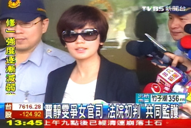 17岁梧桐妹低调庆生，晒自拍越长越像亲爸爸，与狗合影身边无亲人