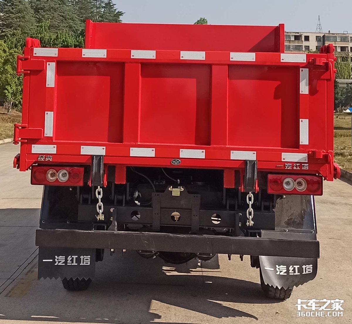 藍(lán)牌自卸車再“上新”，后雙胎秒變單胎，到底可行嗎？