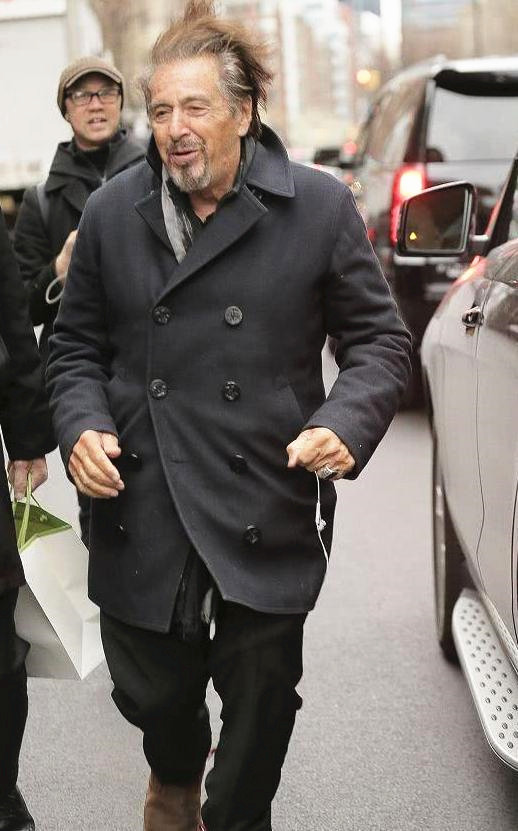 《教父》主角老成这样了，穿宽大的外套不合身，驼背弓腰不忘听歌