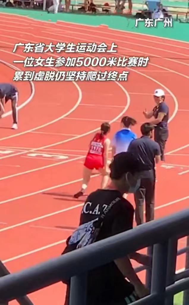 大学生运动会，女生5000米跑累到虚脱，而结局令人感动更值得钦佩