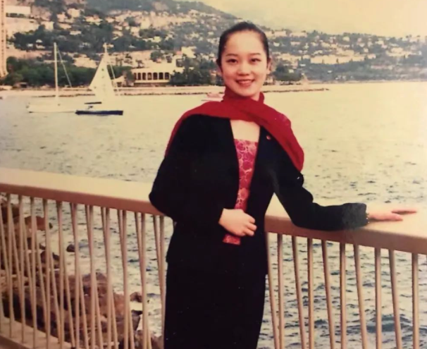 她保送名校上大学，曾任职上海市委宣传部，如今成为女神总裁，和胡歌是挚友！