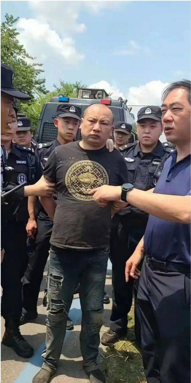 开百万豪车穿名牌,背后做的恶让人愤怒