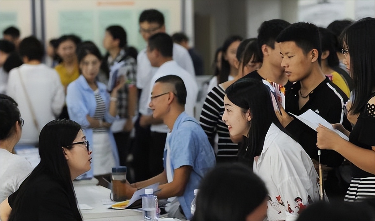 2022本科就业蓝皮书公布，4个专业亮“红牌”，大学生毕业即失业