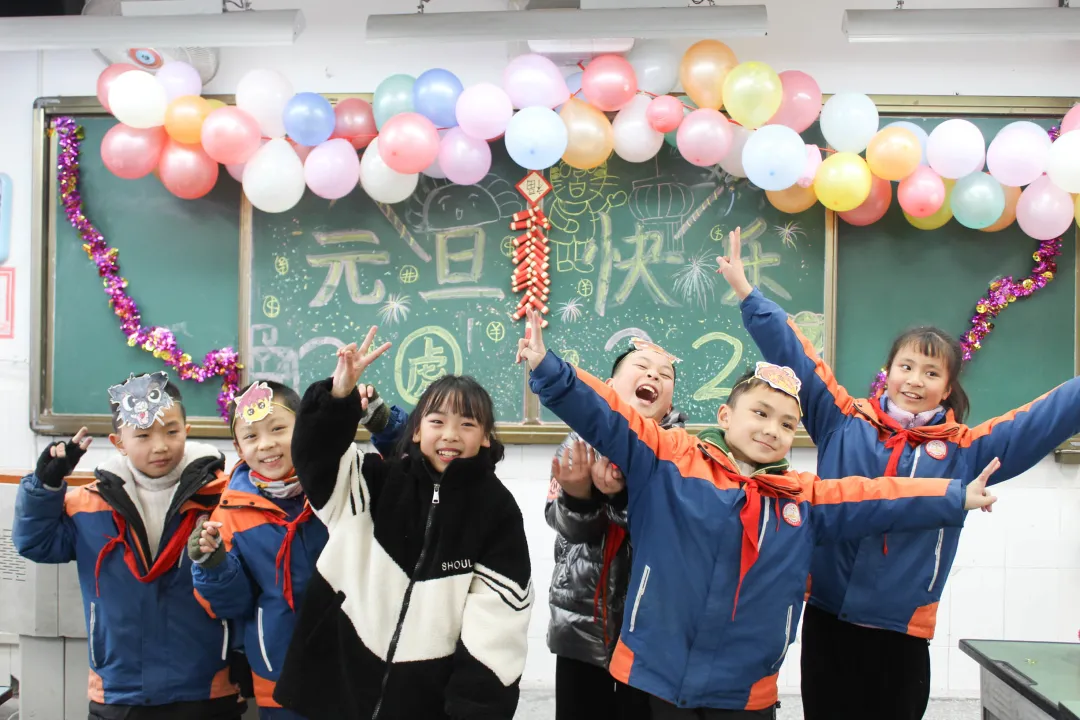 永安小学开展“爱成都·迎大运，永小娃庆元旦”活动