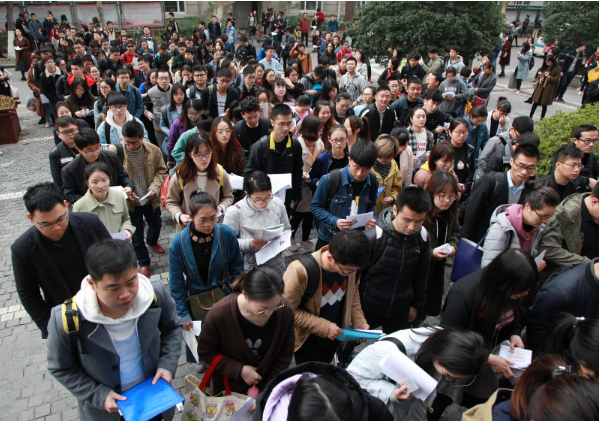 大学生专业不同，适合考取的公务员也差别明显，大学生要有数