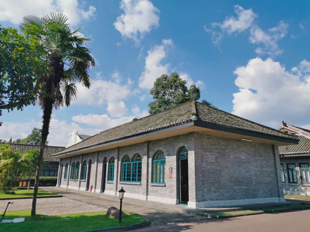 那雕花窗棱的教室,穿斗梁柱的走廊,还有青砖围墙,高高的门槛,高翘的