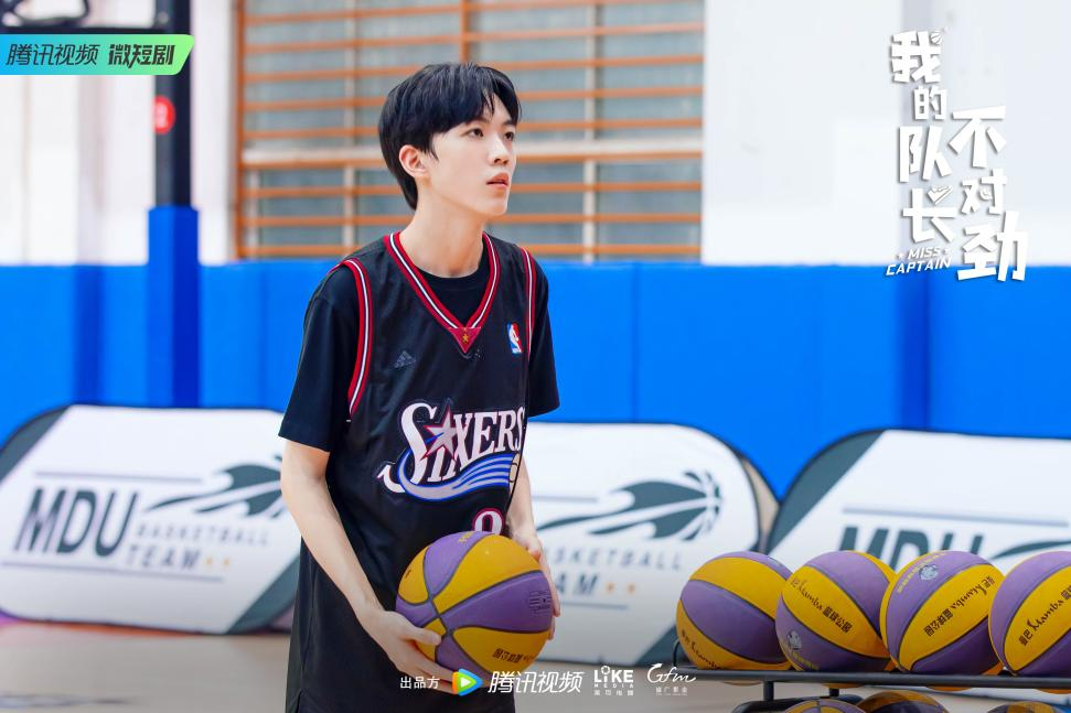 《我的队长不对劲》热血开播 郑明鑫演绎温柔医学研究生