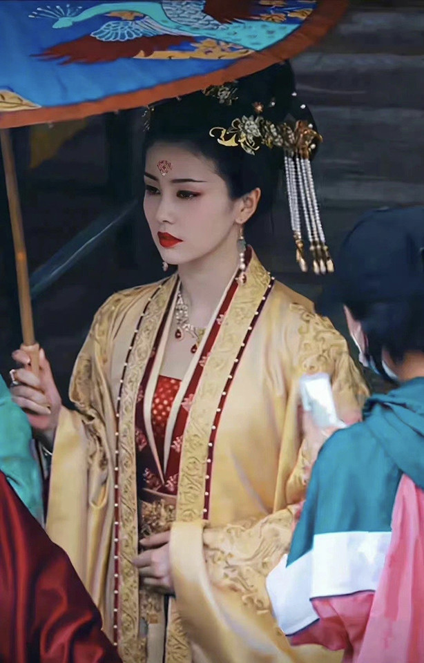 这次的角色和以往截然不同,《宁安如梦》改编自小说《坤宁》,原著小说