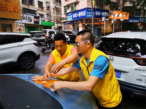 广东惠州：助力高考 志愿者在行动