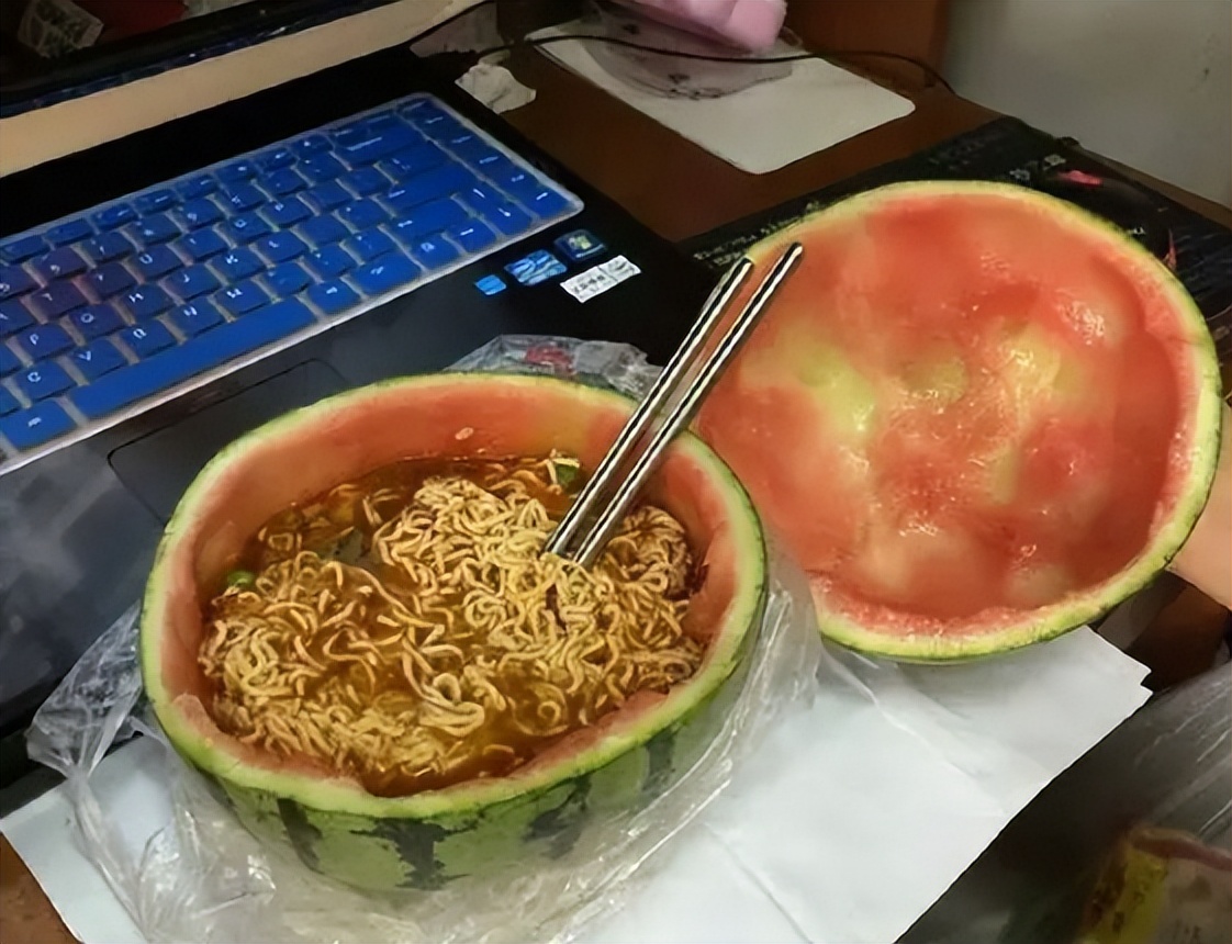 大学生宿舍又现“神操作”，堪比达人秀现场，大学生咋这么有才？