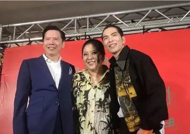 向华强花5亿力捧向佐，却把向佑送进监狱，两兄弟差距这么大