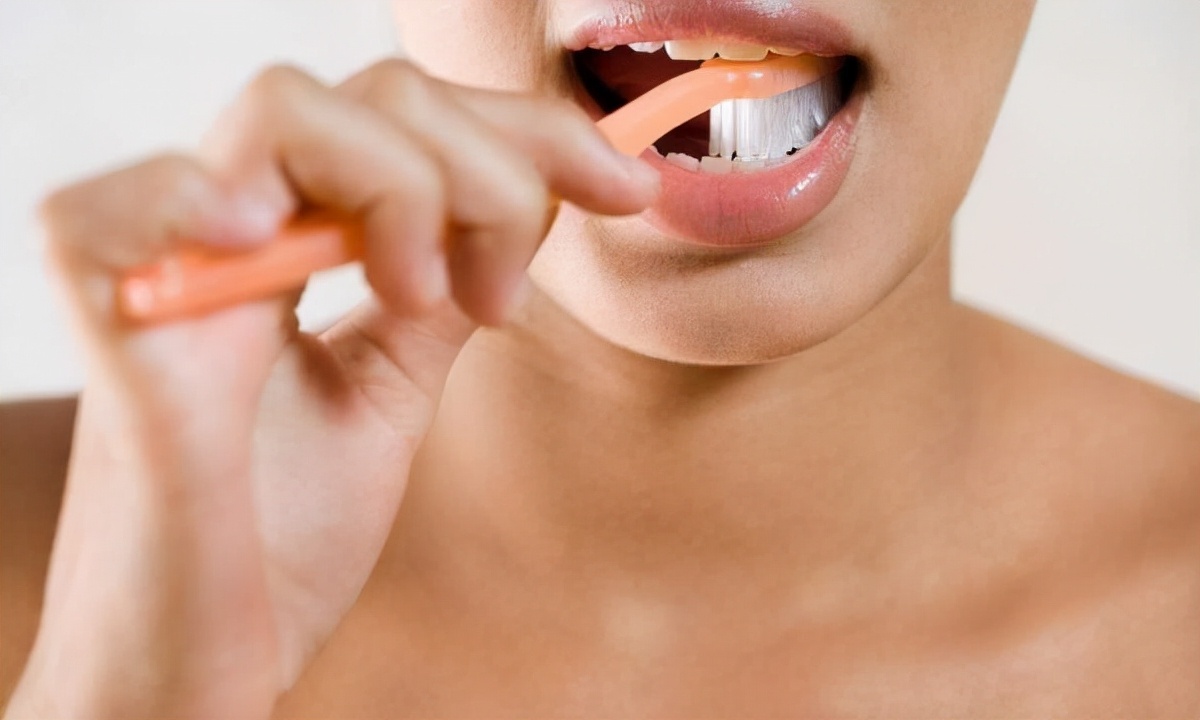 舌头藏着健康秘密！医生教会你，如何看舌苔和舌形，了解自身健康
