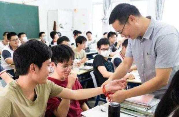 “大学辅导员”成研究生首选，比公务员更受青睐，其中原因很现实