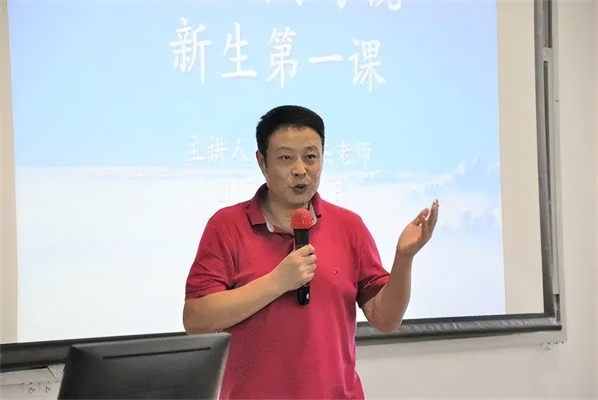 宋英杰妻子美丽能干，一双儿女呆萌可爱，一家四口羡煞旁人