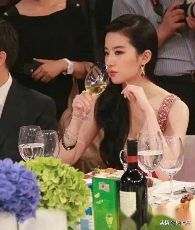 刘亦菲其实很“不上镜”？看看路人镜头下的她，你就明白了