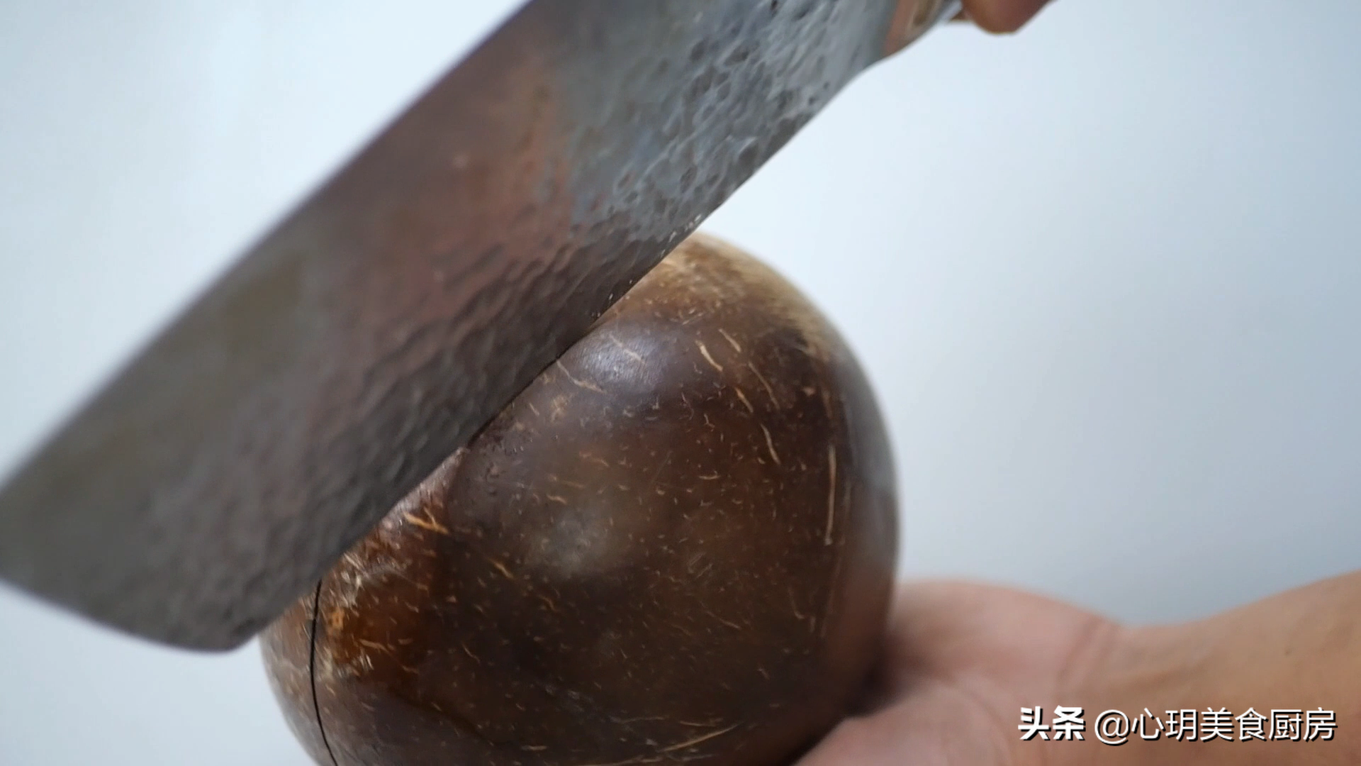 椰肉怎么取出来方便（简单五步取出椰肉很轻松）