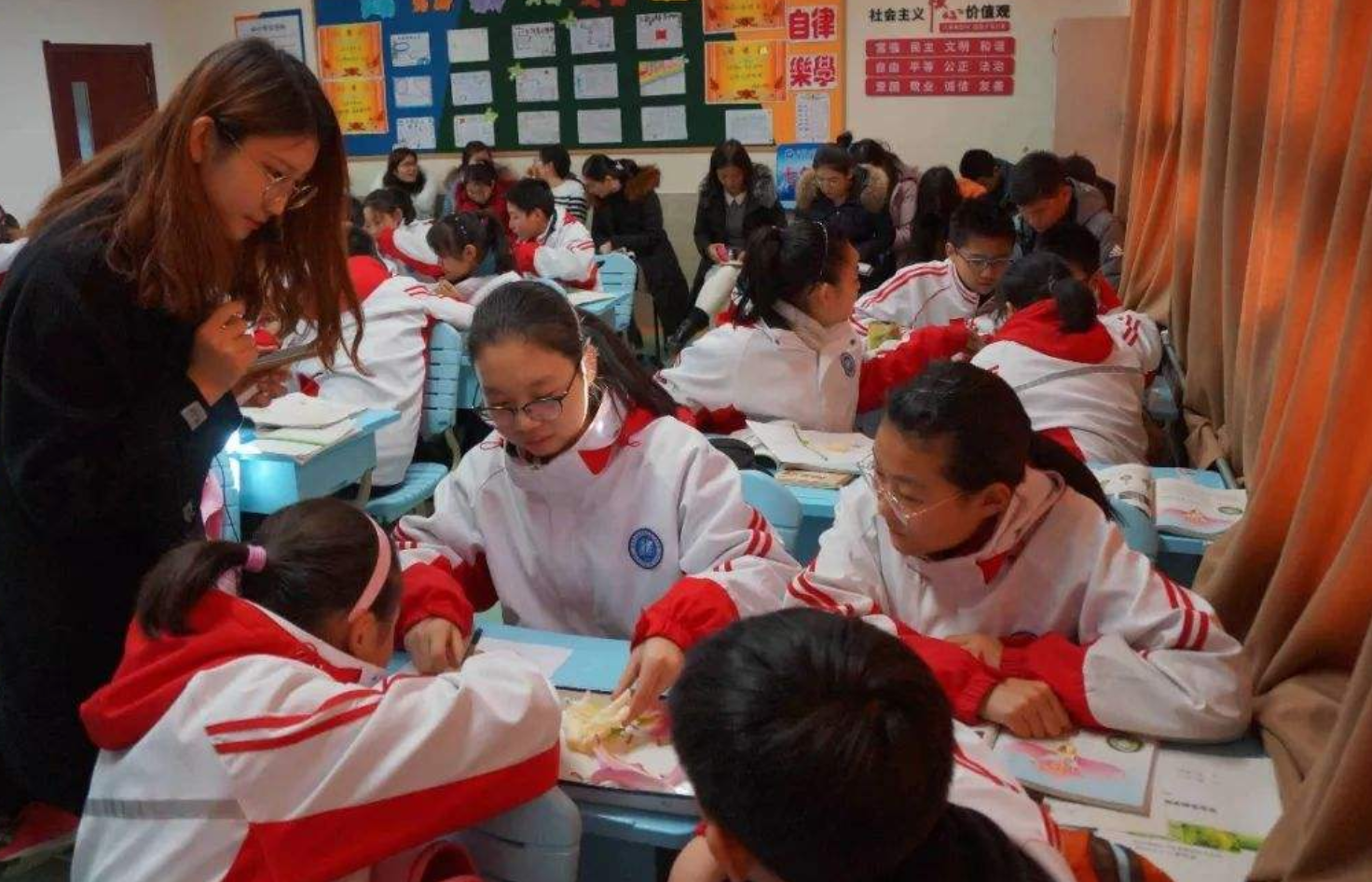 深圳一教师晒出工资条，金额让人羡慕，难怪博士生也想分一杯羹