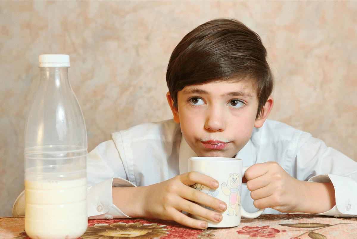 睡觉前喝牛奶，有毒还会致癌？不同年龄阶段的人都有喝牛奶的标准