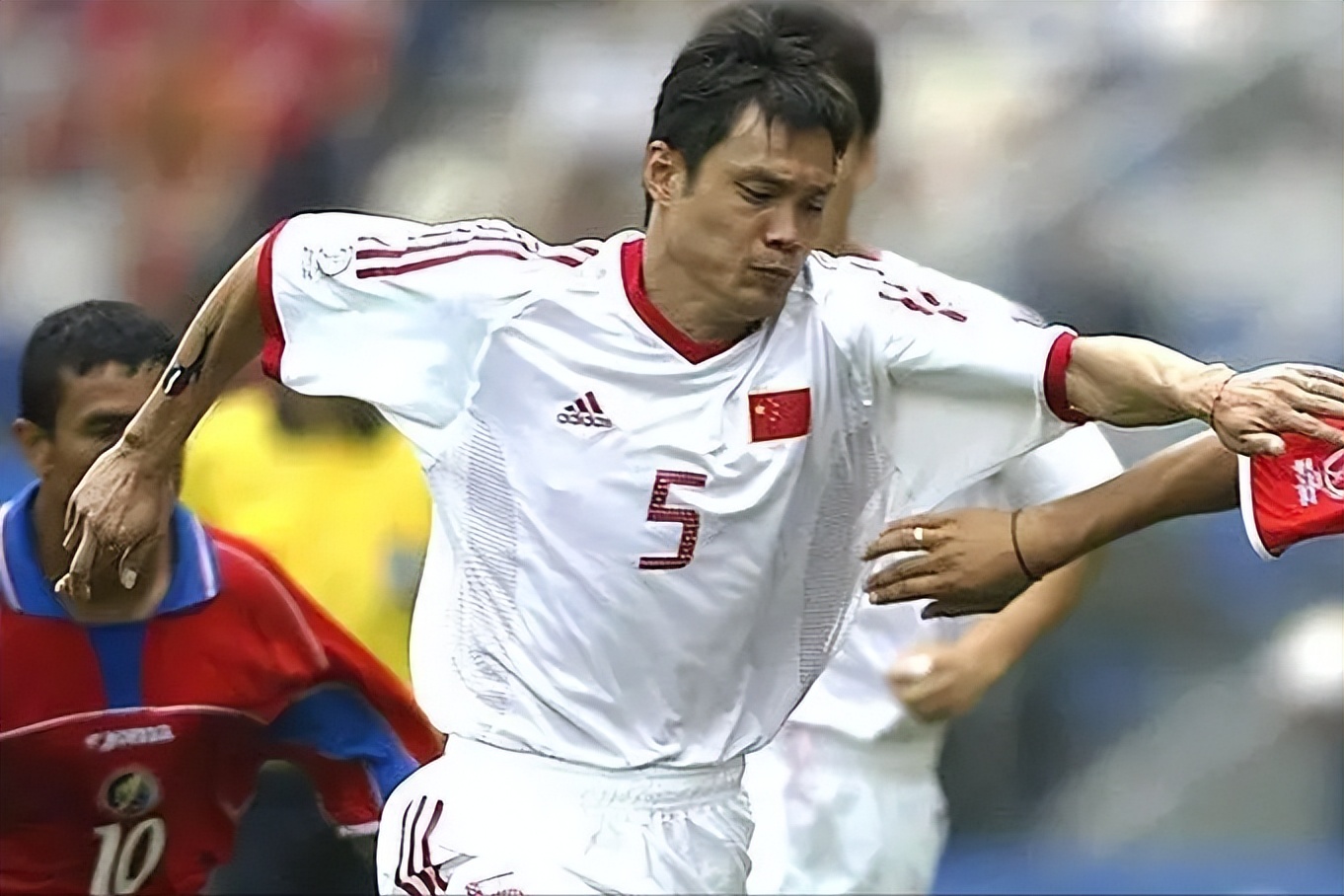 范志毅三婚娶小17岁妻子，两女儿都是外国籍，曾爆粗口回击网友