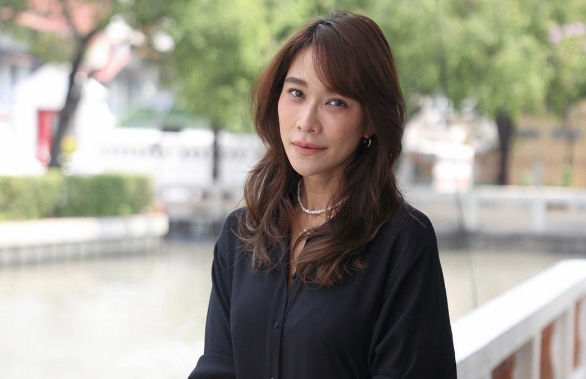 泰国影后poly公开恋情!与小17岁女友相恋一年,已带对方见家长